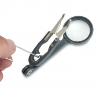 Zvětšovací sklo Carson Fish’n Grip™ 4.5x Magnifier with Attached Precision Tweezers, Hook Cleaner & Line Cutter