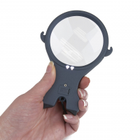 Zvětšovací sklo Carson Lighted MagniLook™ 2.5x Power LED Lighted Pendant Magnifier, 4.5x Spot Lens